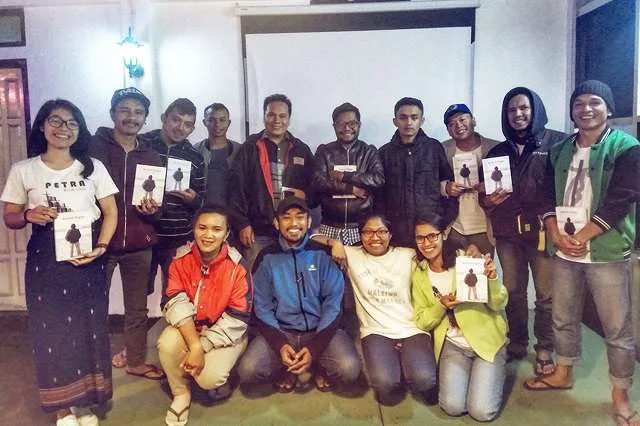 peserta bincang buku sentuh papua klub buku petra